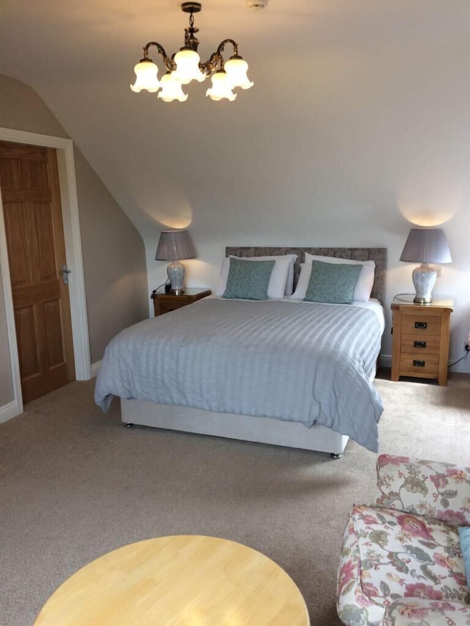 King Suite | Desk, soundproofing, iron/ironing board (on request), WiFi (free)