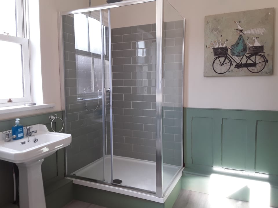 Double Room & Shared Bathroom | Bathroom | Shower, towels, soap, toilet paper