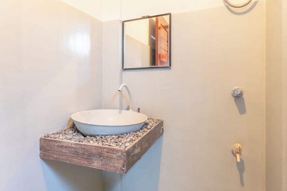 Economy Shared Dormitory, Mixed Dorm | Bathroom | Shower, bidet, towels