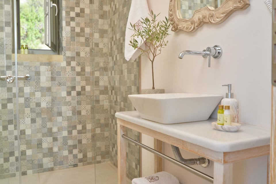 Deluxe Suite, Sea View | Bathroom | Shower, rainfall showerhead, designer toiletries, hair dryer