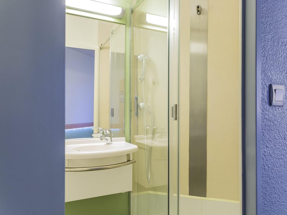 Triple Room, Multiple Beds | Desk, blackout drapes, free cribs/infant beds, free WiFi