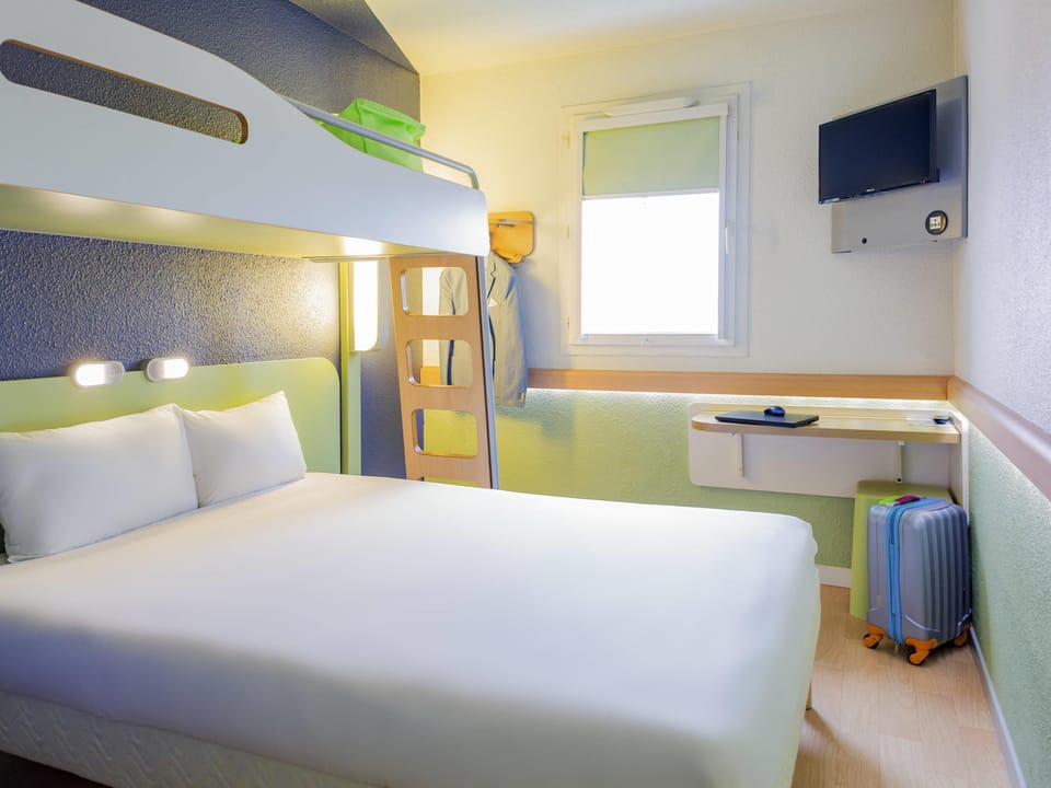 Triple Room, Multiple Beds | Desk, blackout drapes, free cribs/infant beds, free WiFi