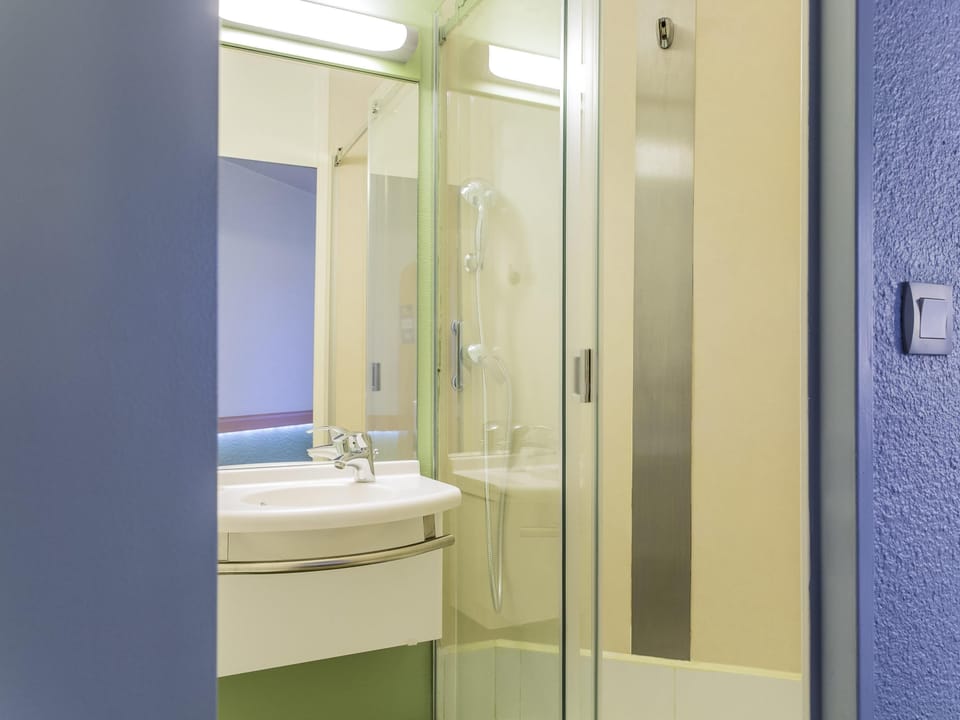 Triple Room, Multiple Beds | Desk, blackout drapes, free cribs/infant beds, free WiFi