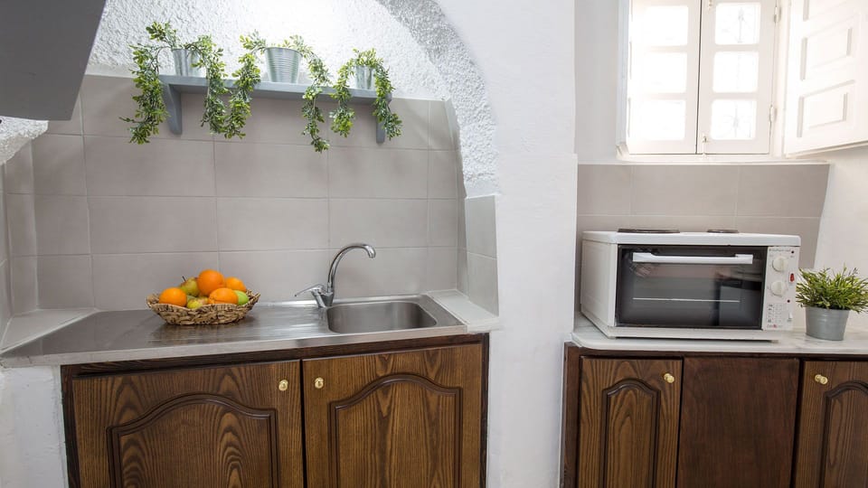 Quadruple Room (Cave, village view) | Private kitchen | Stovetop, electric kettle