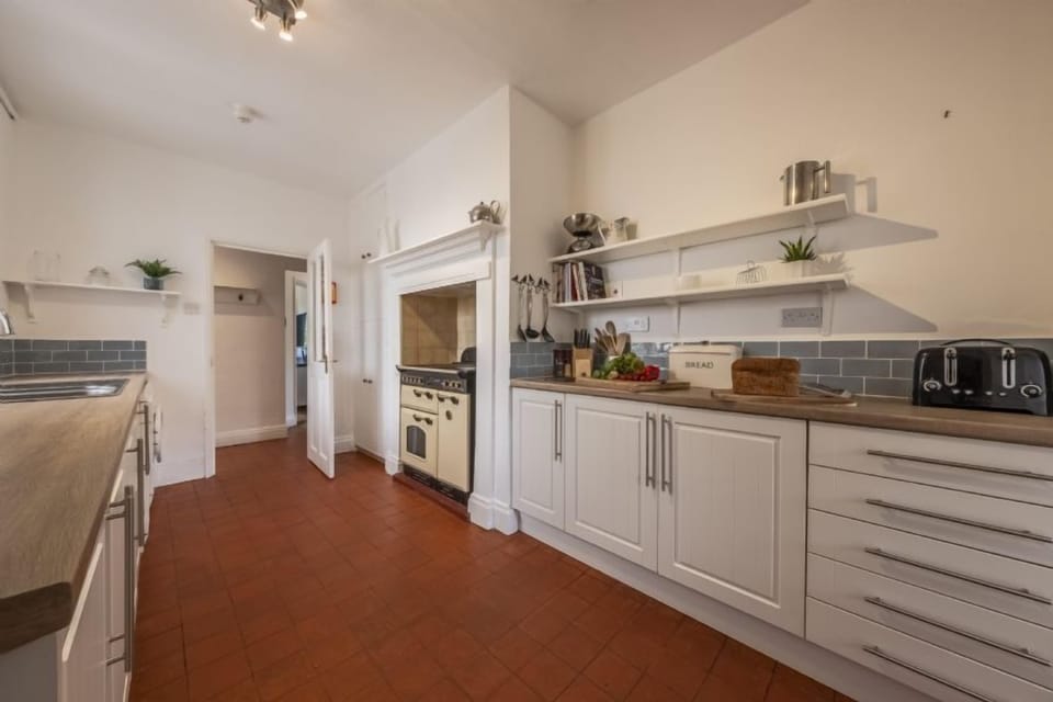 Ground floor: Well-equipped kitchen
