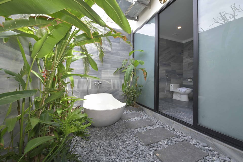Deep soaking bathtub
