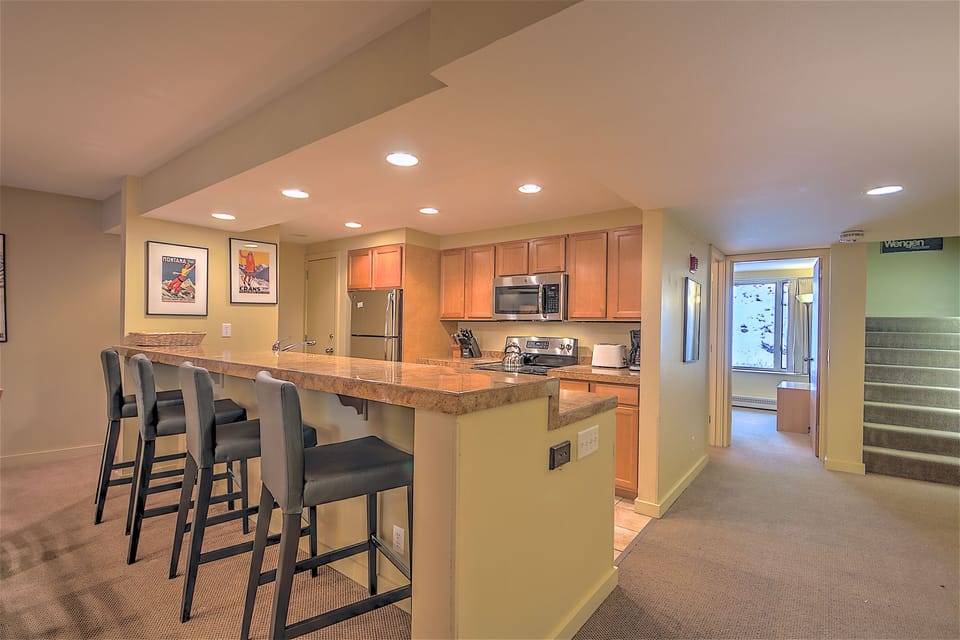 Kitchen with breakfast bar