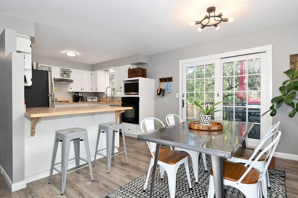 Dining Table Seats 6 / 2 bar stools and the island.