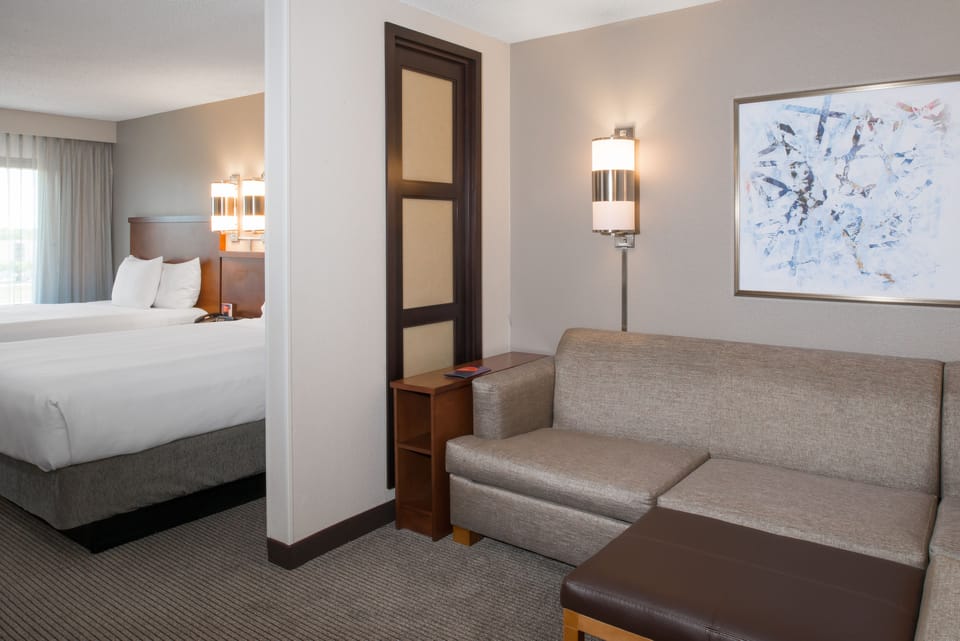 Premium bedding, in-room safe, desk, laptop workspace