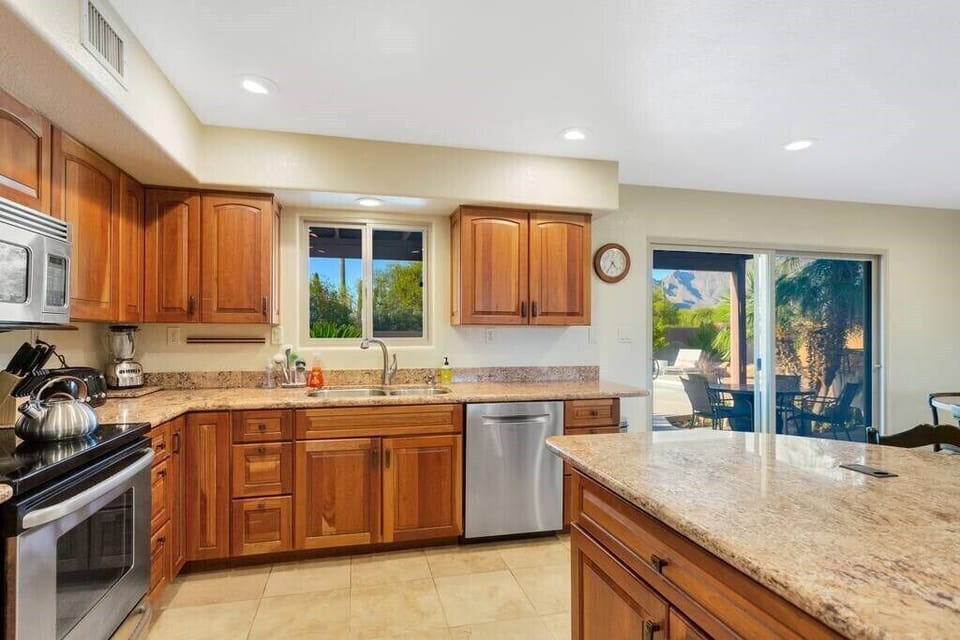 Spacious kitchen with eat-in breakfast bar