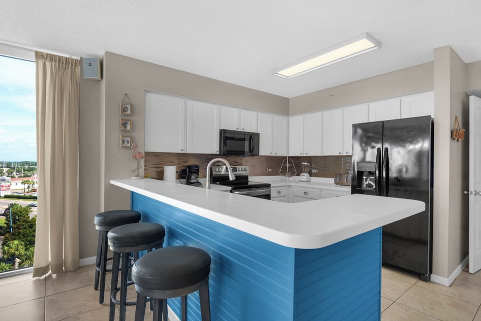 Spacious kitchen with breakfast bar