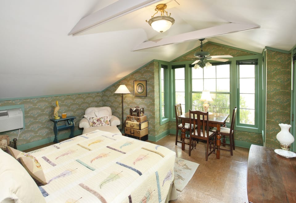 Queen bedroom