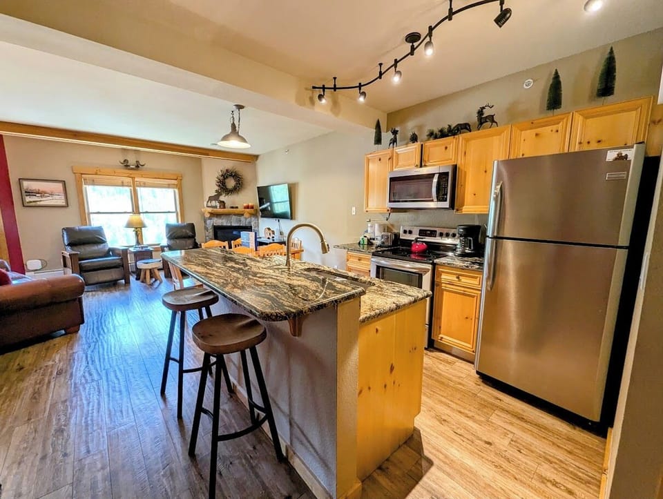 Fully equipped kitchen - Barstool seating