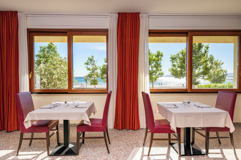 Breakfast and dinner served, ocean views 