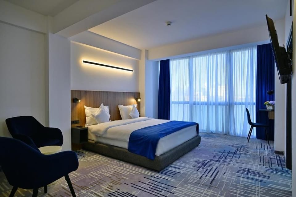 Deluxe Studio Suite | Minibar, in-room safe, blackout drapes, soundproofing