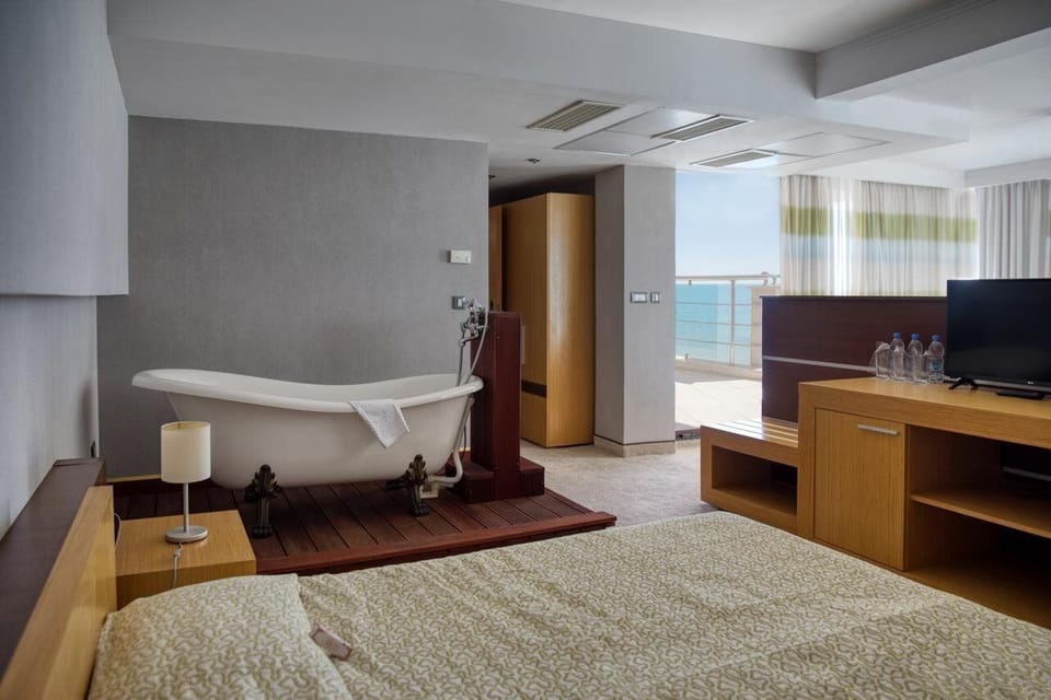 Minibar, individually decorated, individually furnished, desk