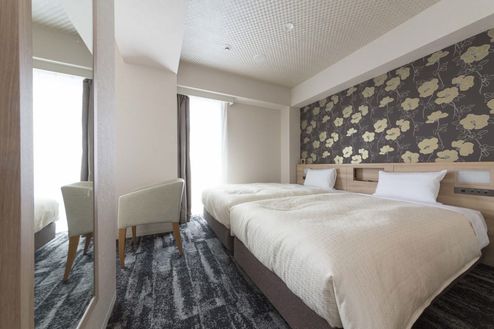 Executive Twin Room | In-room safe, desk, laptop workspace, soundproofing