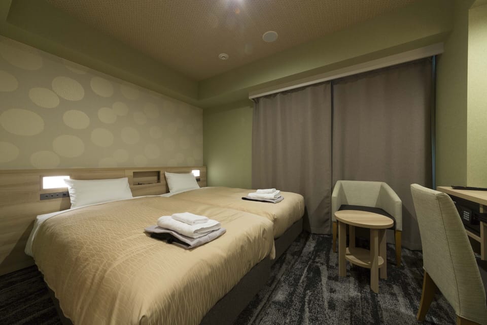 Deluxe Twin Room | In-room safe, desk, laptop workspace, soundproofing