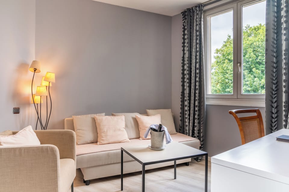 Junior Suite | Living area | Flat-screen TV