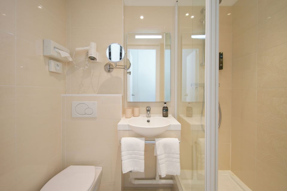Standard Room | Bathroom | Combined shower/tub, hair dryer, towels