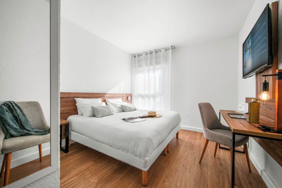 Comfort Room | In-room safe, desk, laptop workspace, free WiFi
