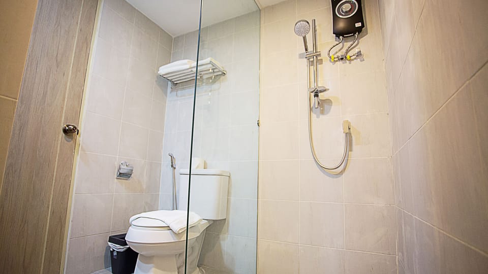 Deluxe Premier Room | Bathroom | Shower, towels, soap, shampoo