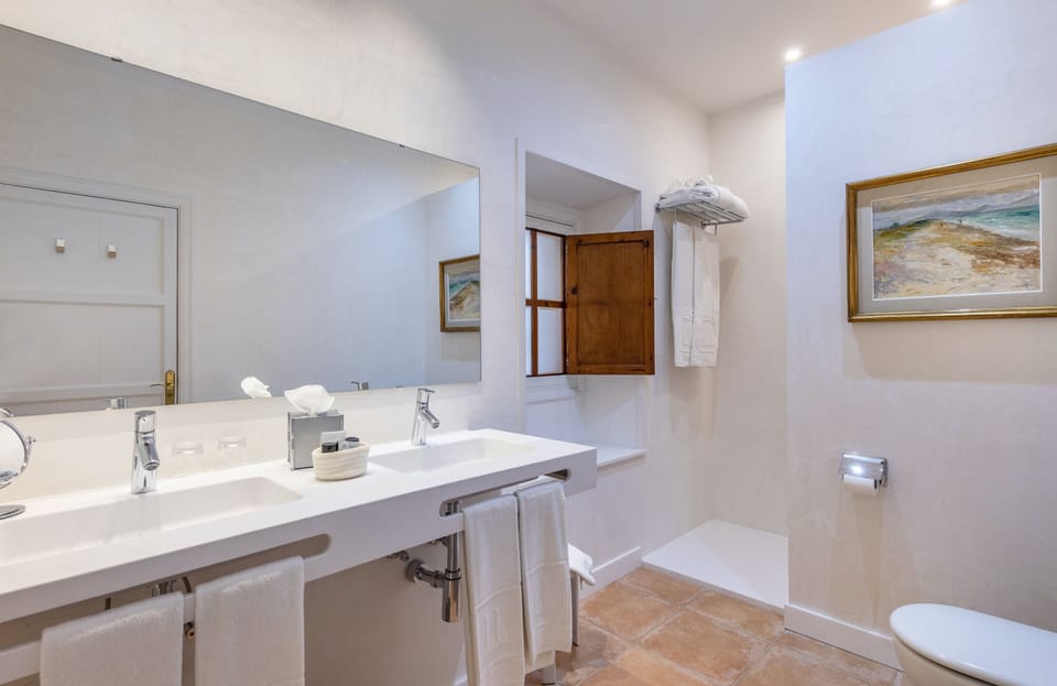 Classic Twin Room, Garden View | Bathroom | Free toiletries, hair dryer, bathrobes, slippers
