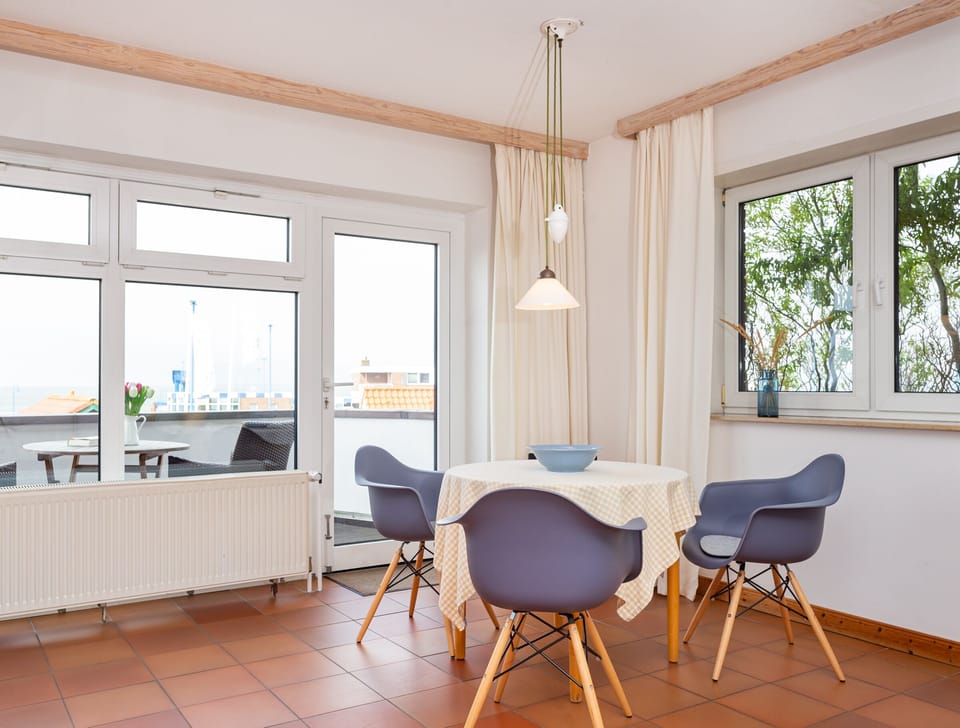 Dining table in the apartment Jungnamen Sand 01