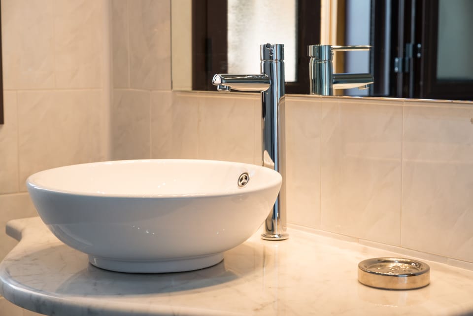 Shower, free toiletries, hair dryer, bidet
