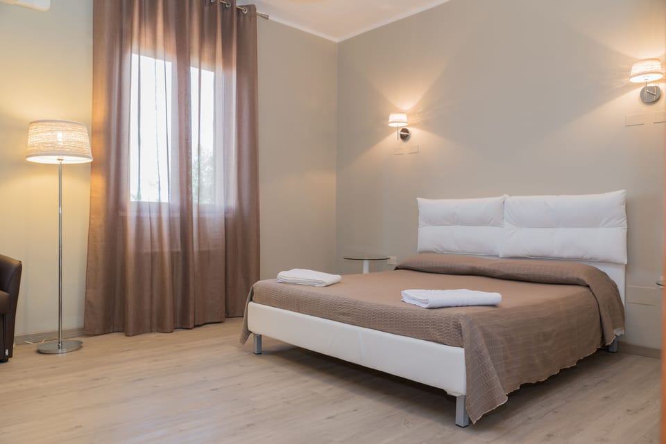 Premium bedding, minibar, desk, blackout drapes