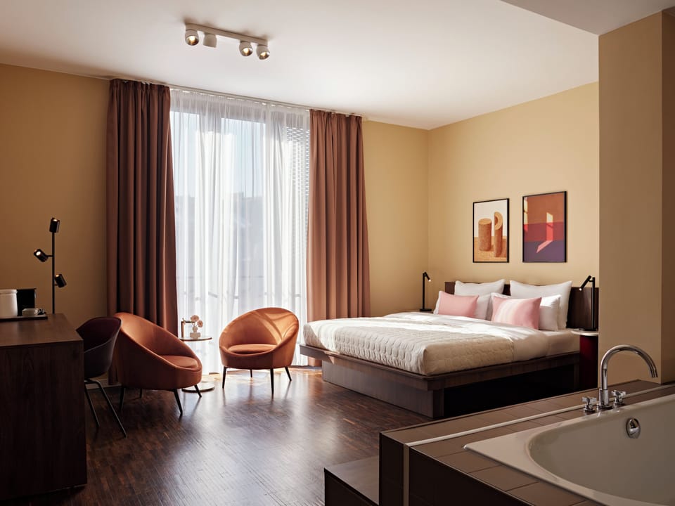 Large Room, Bathtub | Premium bedding, pillowtop beds, minibar, in-room safe