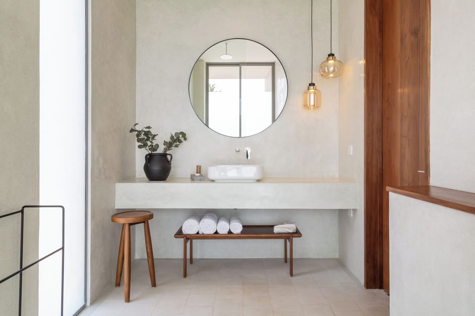 Shower, rainfall showerhead, free toiletries, bathrobes