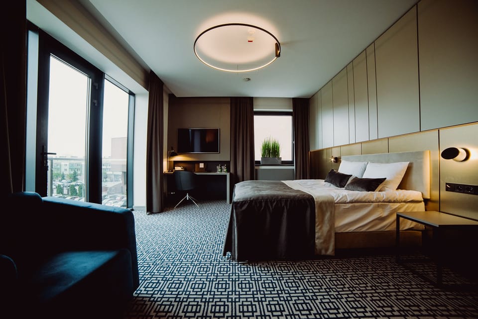 Deluxe Room | 1 bedroom, in-room safe, desk, soundproofing