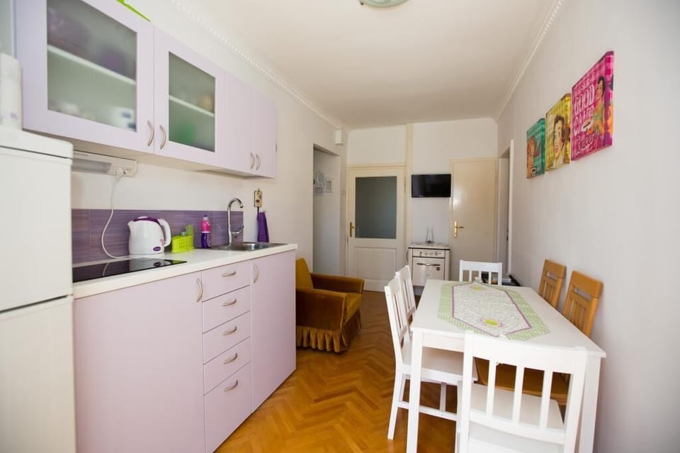 Twin Room (Guest House Gugily- Twin Room with Sh) | Shared kitchen