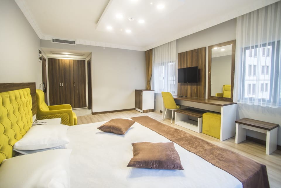 Basic Triple Room | In-room safe, blackout drapes, free WiFi, bed sheets