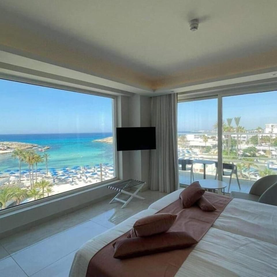 Front Sea View Suite | Premium bedding, Tempur-Pedic beds, minibar, in-room safe