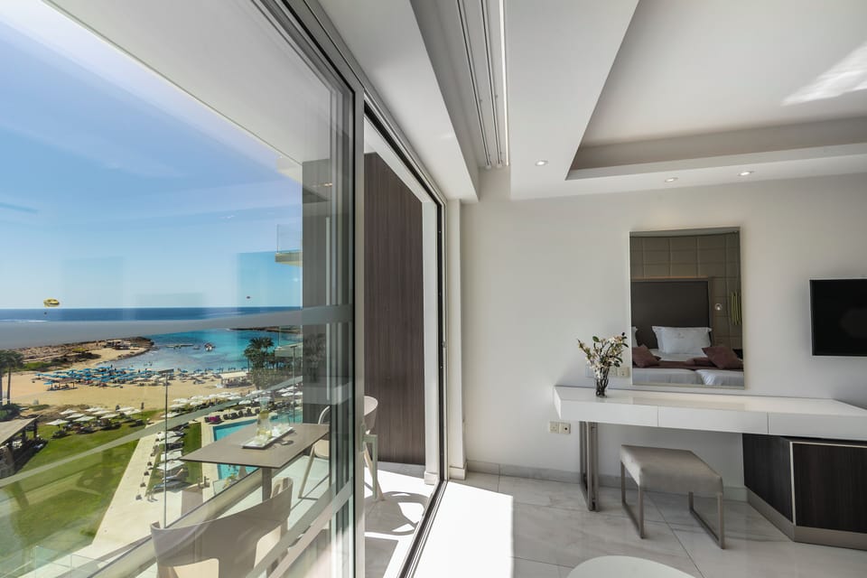 Premium bedding, Tempur-Pedic beds, minibar, in-room safe