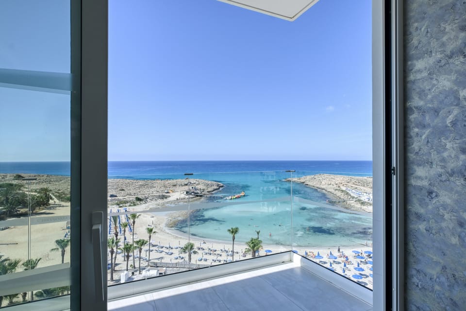 Deluxe Suite, 1 Bedroom, Balcony, Beach View (Front Sea View) | Premium bedding, Tempur-Pedic beds, minibar, in-room safe