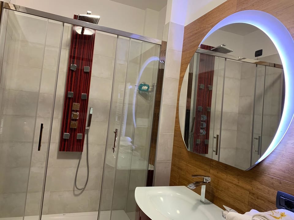 Double Room | Bathroom | Shower, rainfall showerhead, free toiletries, bidet