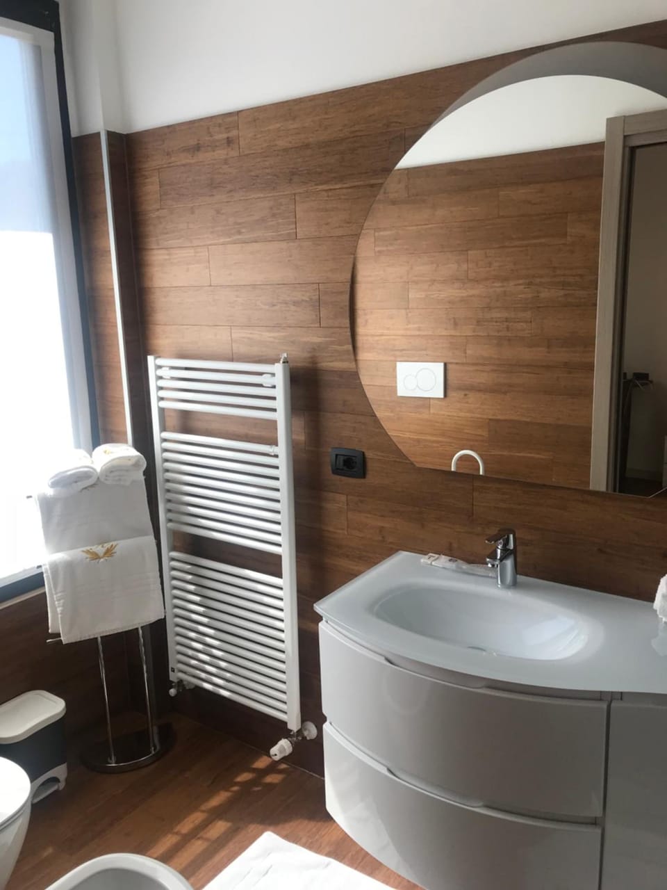 Shower, rainfall showerhead, free toiletries, bidet