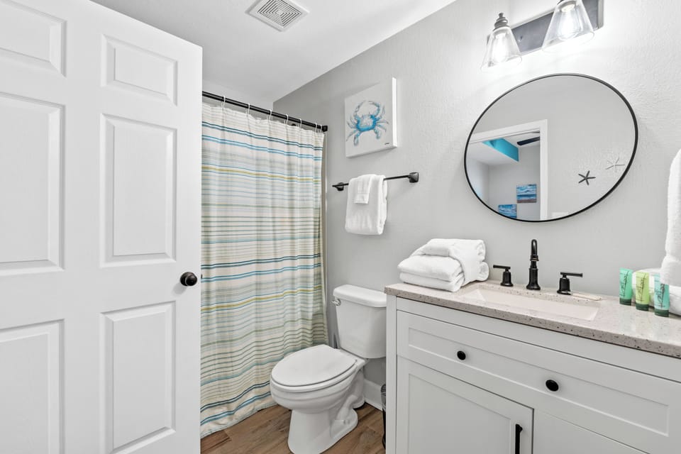 Primary Bathroom with Tub/Shower Combo