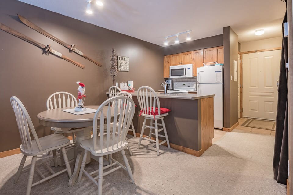 Dining Area and Breakfast Bar - Seats 2