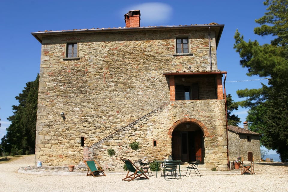 Front view of the farmhouse 