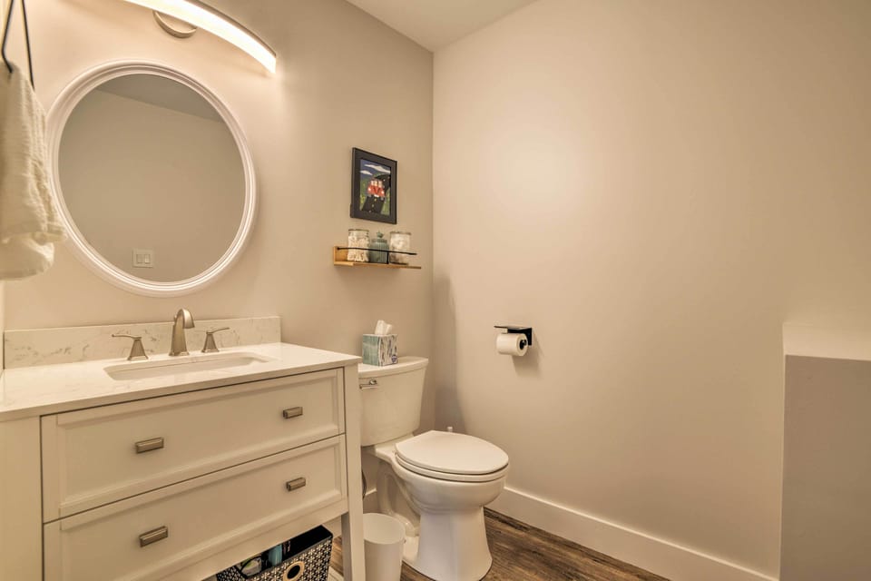 En-Suite Bathroom | Towels & Linens Provided