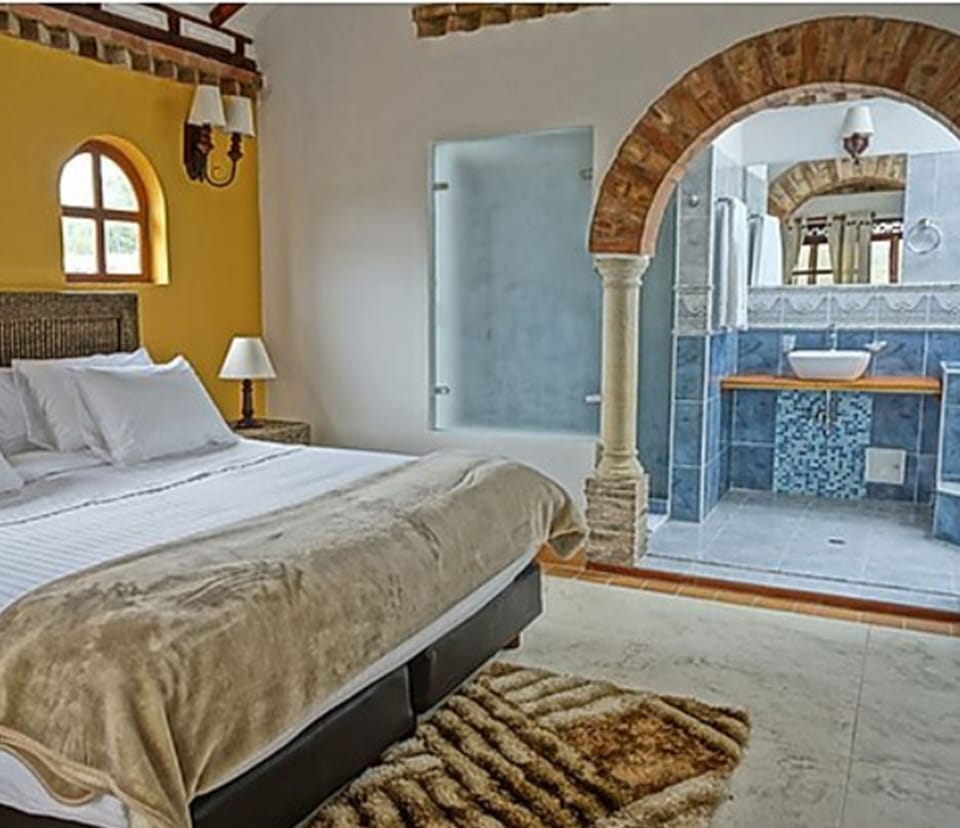 Suite | Bathroom | Free toiletries, towels, soap, shampoo