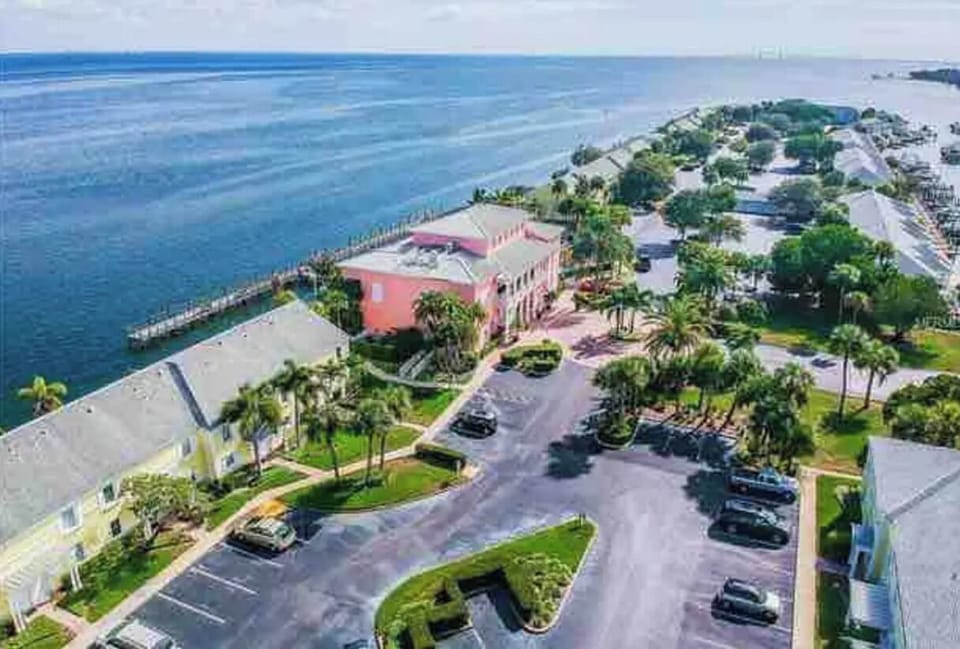 Clubhouse, pool, hottub, walking pier