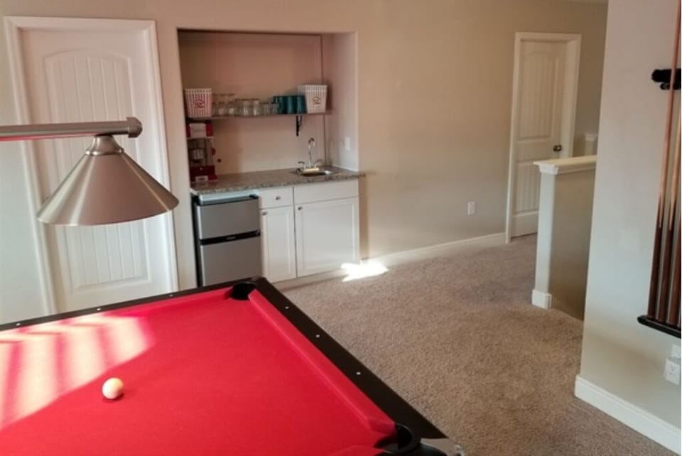 Pool Table & Wet Bar