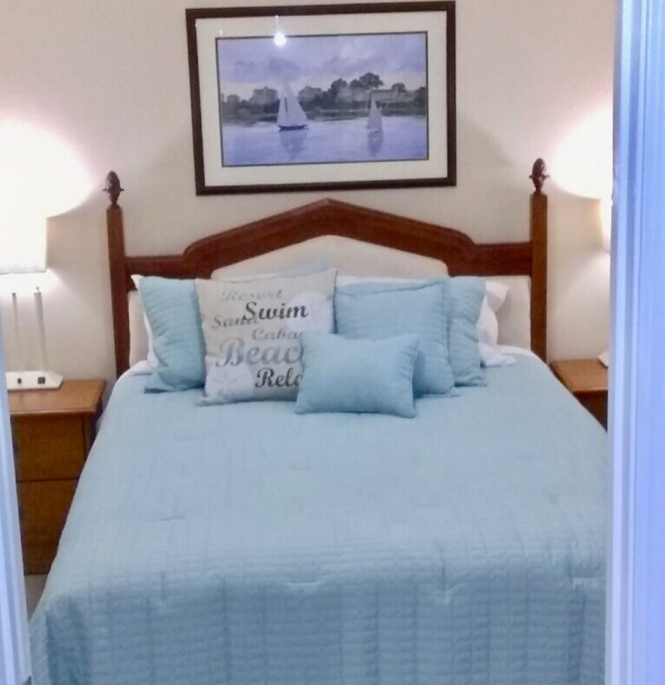Queen bed, flatscreen tv