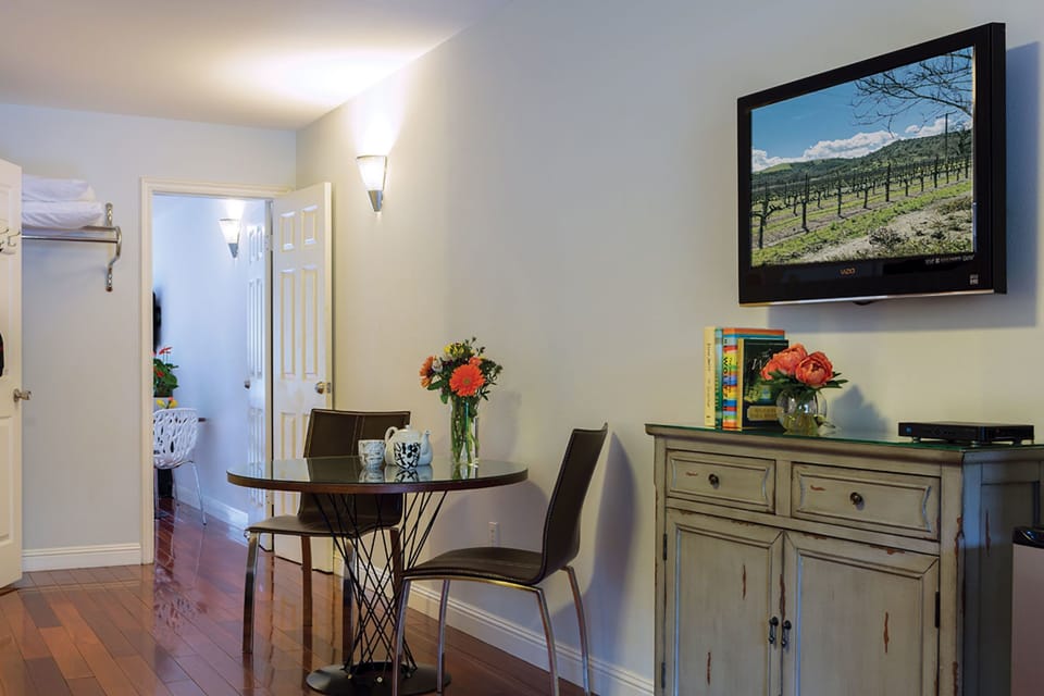 Standard Room, 2 Queen Beds, Refrigerator & Microwave, Mountainside | Individually decorated, individually furnished, free WiFi, bed sheets