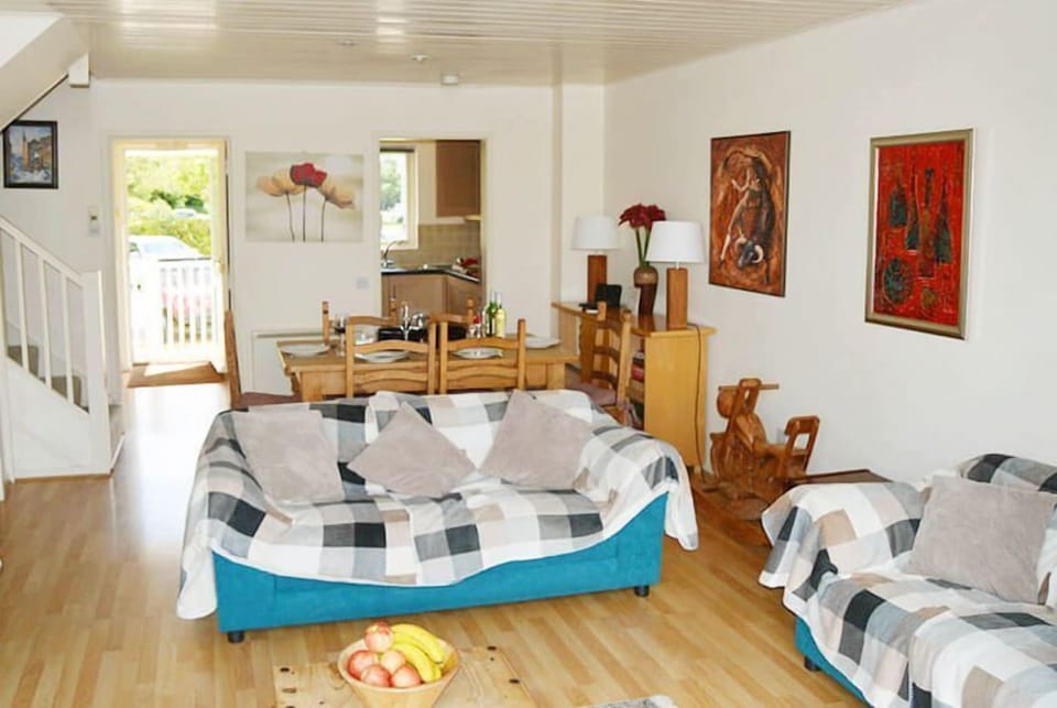 Ground floor: Open plan sitting and dining area